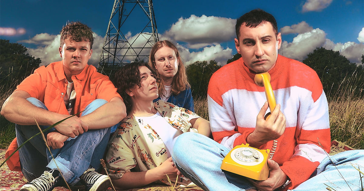 Os Sea Girls vem apresentar o terceiro álbum de estúdio, Midnight Butterflies, com edição prevista para 14 de junho. Dividido em 12 partes melodicamente pop, o álbum é o som confiante de uma banda que está a chegar ao seu apogeu. É música pop inteligente e positiva para o século XXI, genuína, autêntica, e com uma mensagem positiva que percorre todo o álbum. Totalmente revitalizados criativamente, a banda afirma-se artisticamente preparando-se de coração aberto para o seu maior ano até agora. "Parece e soa como uma banda principiante a fazer o seu enérgico e intocado álbum de estreia. É super otimista e eufórico. Houve uma enorme liberdade na realização deste trabalho. É um momento emocionante para a música em todos os géneros, e quem não quer fazer parte disso?", conta Henry Camamile, vocalista do quarteto. Os Sea Girls entraram em cena em 2017 e nunca mais olharam para trás. Os álbuns Open Up Your Head (2020), e Homesick (2022), chegaram ambos ao top três das tabelas de álbuns do Reino Unido e têm sido presença constante nas rádios desde o primeiro dia. Múltiplos 'Hottest Records' na BBC Radio 1, faixas em playlists e sessões, apoiados e aclamados pela imprensa especializada e mais de 220 milhões de streams, fazem dos Sea Girls um dos projetos mais interessantes desta geração. No dia 12 de julho, preparam-se para voltar ao Passeio Marítimo de Algés no WTF Clubbing da 16ª edição do NOS Alive.